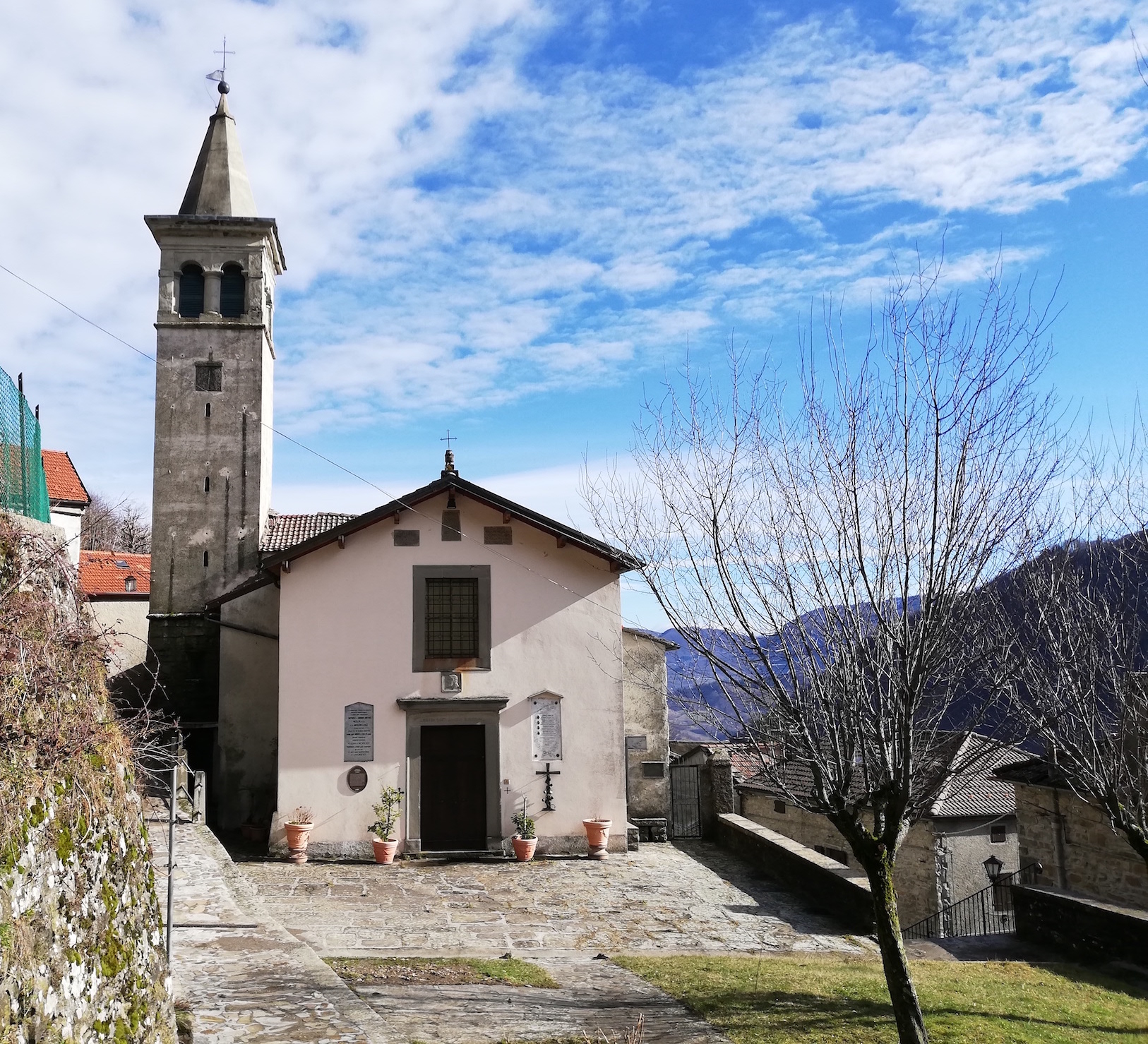 La chiesa di San Lorenzo a Lustrola